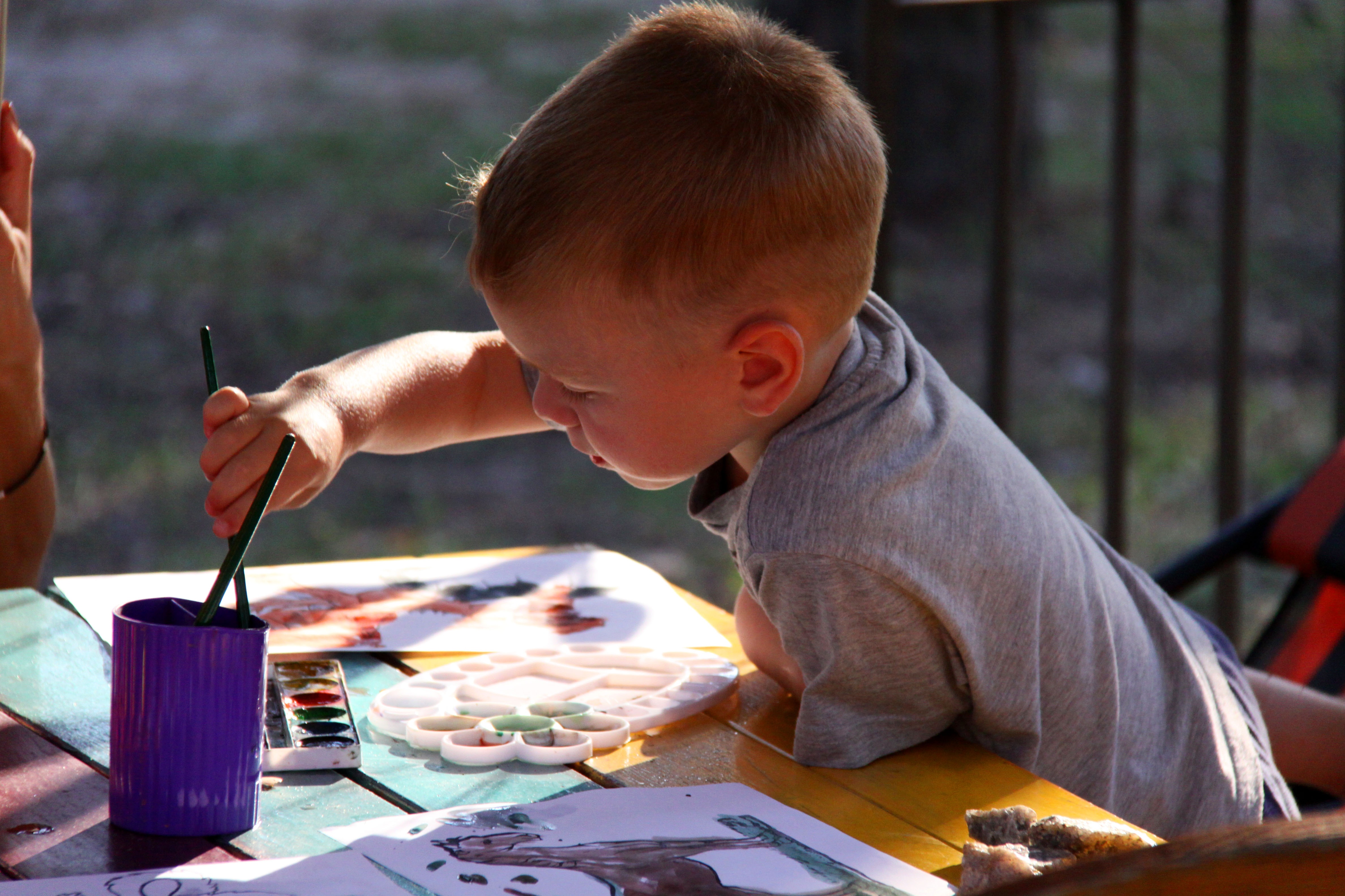 Мальчик разрисовал. Рисуем с детьми. Творческие дети. Ребенок раскрашивает. Искусство для детей.